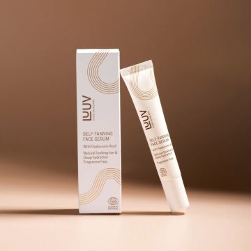 LUUV Itseruskettava kasvoseerumi hyaluronihapolla pöydällä