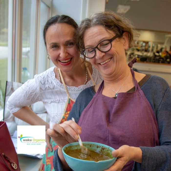 Eha Vakkermann & Mona Mether kasvivärikoulutuksessa